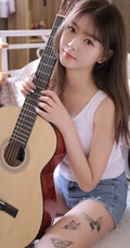皮肤浅粉白皙的文艺系女孩紧身白背心牛仔热裤居家气质写真图集