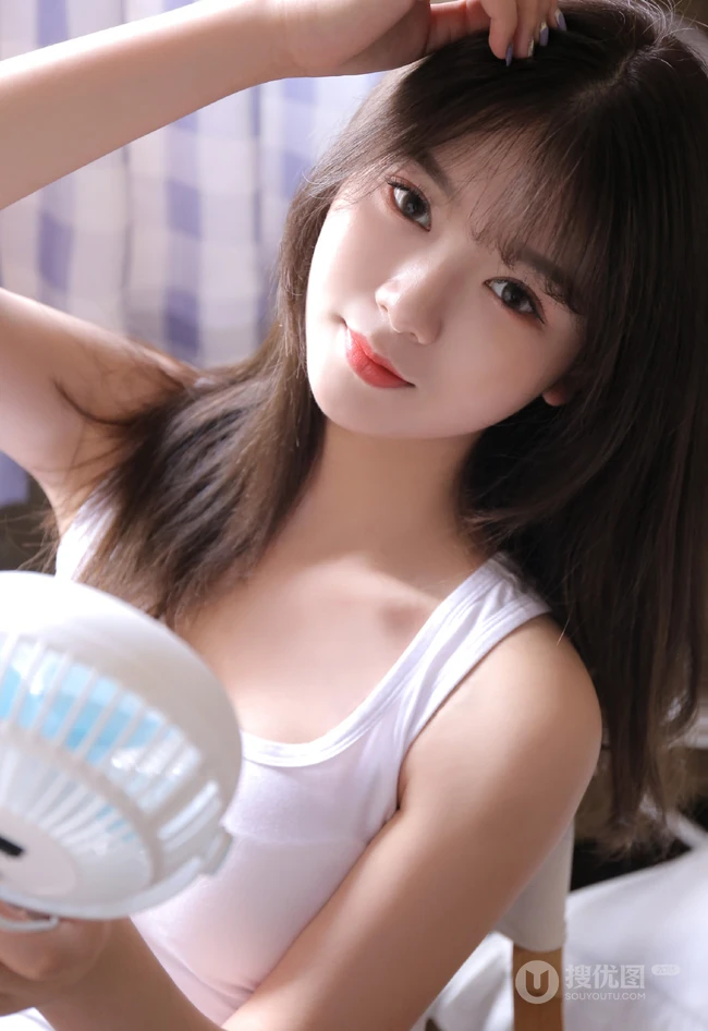 皮肤浅粉白皙的文艺系女孩紧身白背心牛仔热裤居家气质写真图集