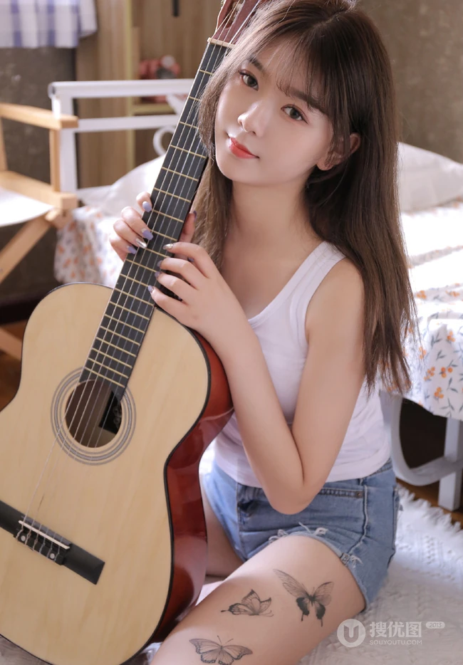 皮肤浅粉白皙的文艺系女孩紧身白背心牛仔热裤居家气质写真图集