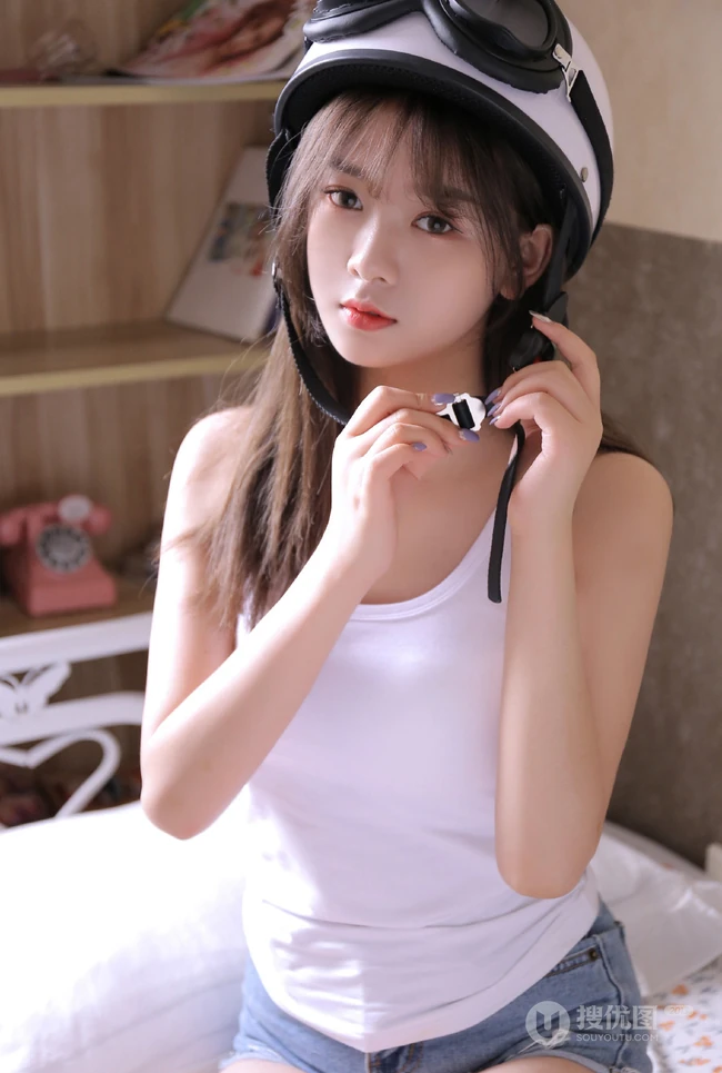 皮肤浅粉白皙的文艺系女孩紧身白背心牛仔热裤居家气质写真图集