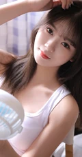 皮肤浅粉白皙的文艺系女孩紧身白背心牛仔热裤居家气质写真图集