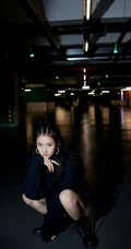 关晓彤黑色卫衣着身地下停车场酷飒写真美照