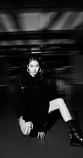 关晓彤黑色卫衣着身地下停车场酷飒写真美照