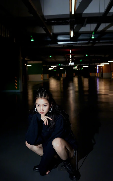 关晓彤黑色卫衣着身地下停车场酷飒写真美照
