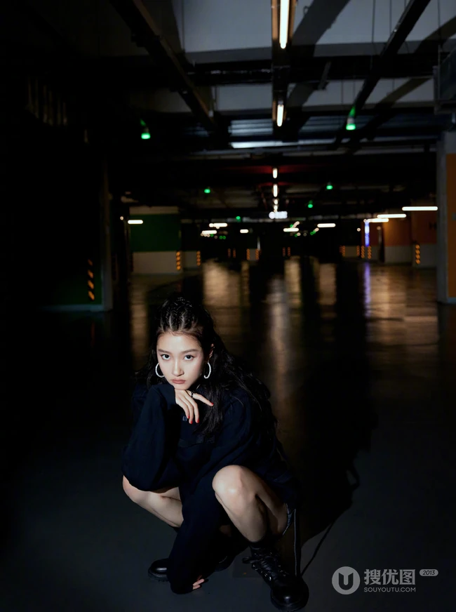 关晓彤黑色卫衣着身地下停车场酷飒写真美照