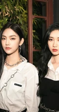 曾可妮、刘令姿宛如姐妹般黑白经典搭配暗夜街拍写真