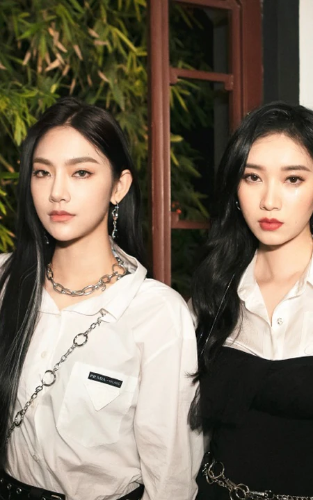 曾可妮、刘令姿宛如姐妹般黑白经典搭配暗夜街拍写真