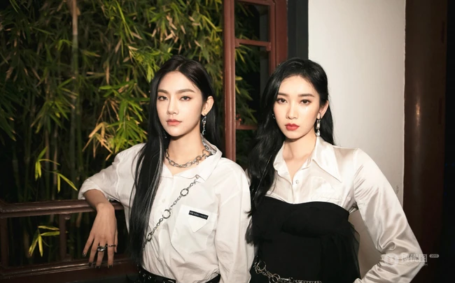 曾可妮、刘令姿宛如姐妹般黑白经典搭配暗夜街拍写真
