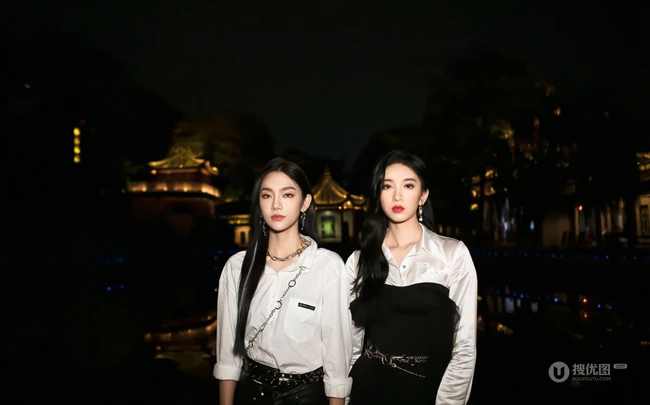 曾可妮、刘令姿宛如姐妹般黑白经典搭配暗夜街拍写真