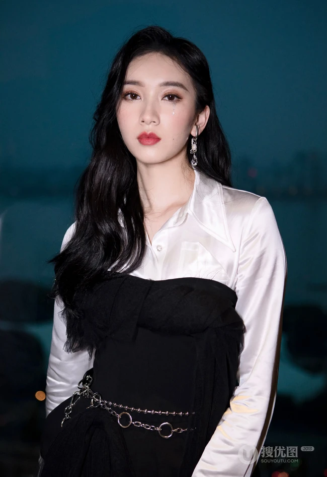 曾可妮、刘令姿宛如姐妹般黑白经典搭配暗夜街拍写真