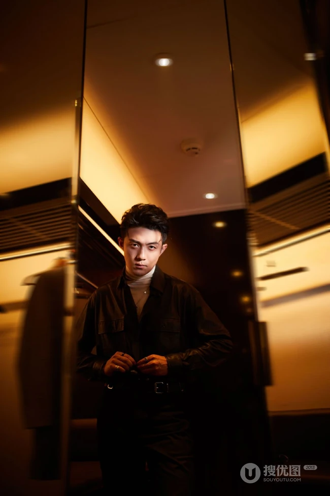 李泽锋酷黑皮衣黑裤帅气写真照