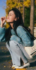 蒋依依清新简洁毛衣牛仔裤路桥街拍温暖写真图集