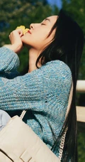 蒋依依清新简洁毛衣牛仔裤路桥街拍温暖写真图集