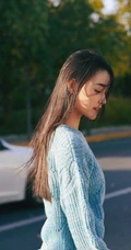 蒋依依清新简洁毛衣牛仔裤路桥街拍温暖写真图集
