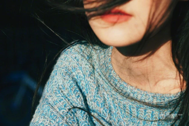 蒋依依清新简洁毛衣牛仔裤路桥街拍温暖写真图集