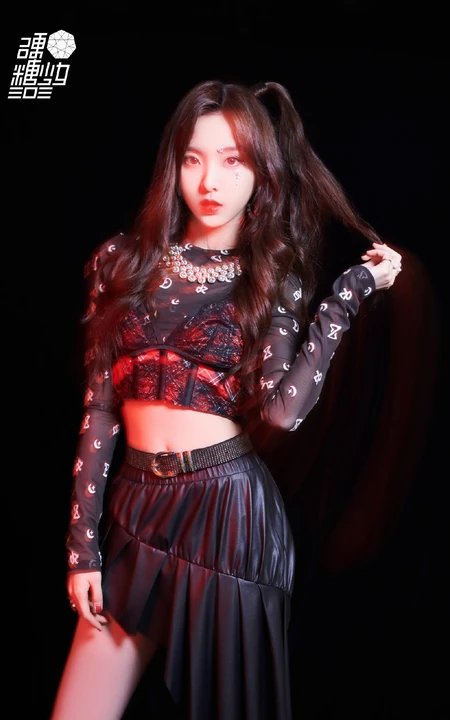 硬糖少女303全体女生成员光与影的交杂优雅万千酷黑宣传写真美照