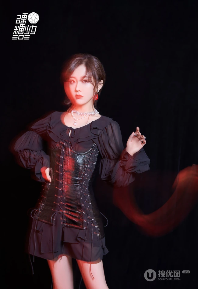 硬糖少女303全体女生成员光与影的交杂优雅万千酷黑宣传写真美照