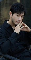 黄晓明满脸络腮胡大叔风格酷黑穿搭户外写真照片