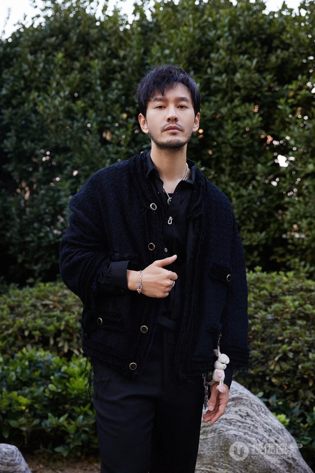 黄晓明满脸络腮胡大叔风格酷黑穿搭户外写真照片