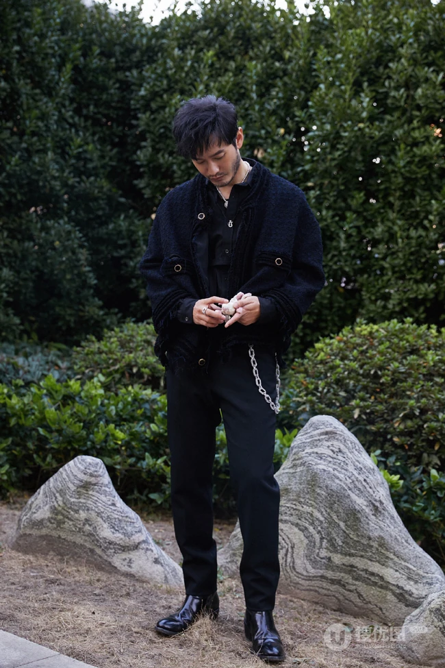 黄晓明满脸络腮胡大叔风格酷黑穿搭户外写真照片