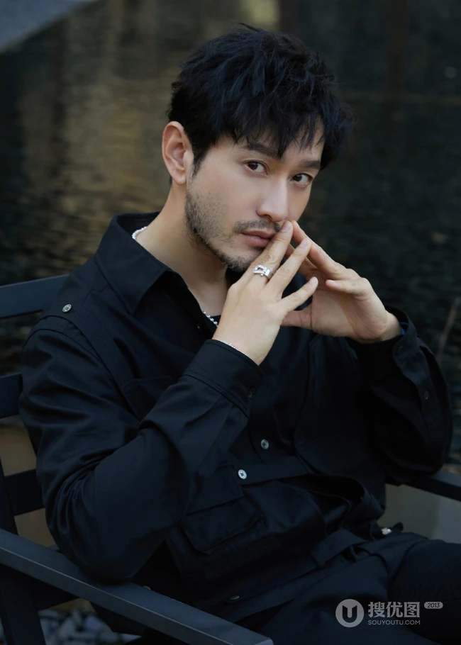 黄晓明满脸络腮胡大叔风格酷黑穿搭户外写真照片