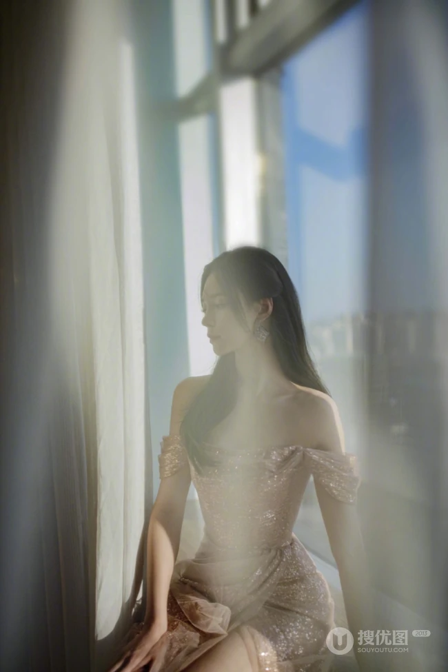 沈梦辰优雅气质金粉色轻纱礼裙裙礼服显动人美肩锁骨写真照