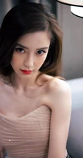 angelababy气质时尚斜依沙发写真美照，轻粉礼裙长裙，柔美动人