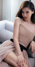 angelababy气质时尚斜依沙发写真美照，轻粉礼裙长裙，柔美动人