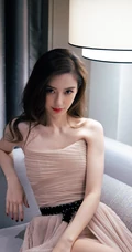 angelababy气质时尚斜依沙发写真美照，轻粉礼裙长裙，柔美动人