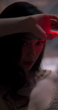 angelababy气质时尚斜依沙发写真美照，轻粉礼裙长裙，柔美动人