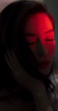 angelababy气质时尚斜依沙发写真美照，轻粉礼裙长裙，柔美动人