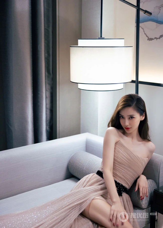 angelababy气质时尚斜依沙发写真美照，轻粉礼裙长裙，柔美动人