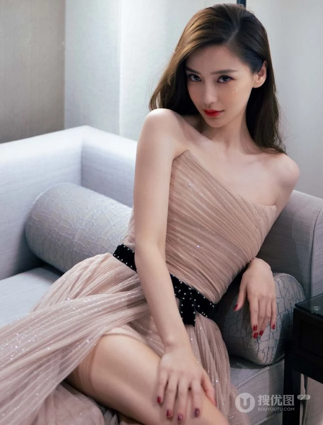 angelababy气质时尚斜依沙发写真美照，轻粉礼裙长裙，柔美动人