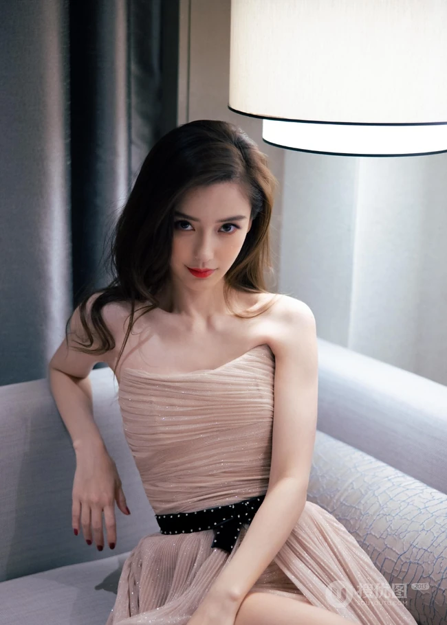 angelababy气质时尚斜依沙发写真美照，轻粉礼裙长裙，柔美动人