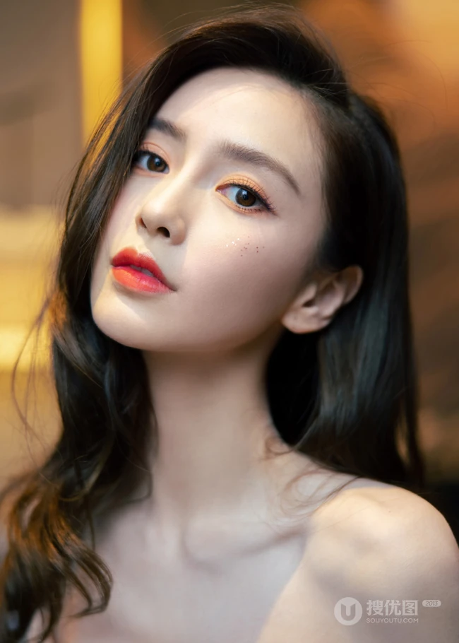 angelababy气质时尚斜依沙发写真美照，轻粉礼裙长裙，柔美动人