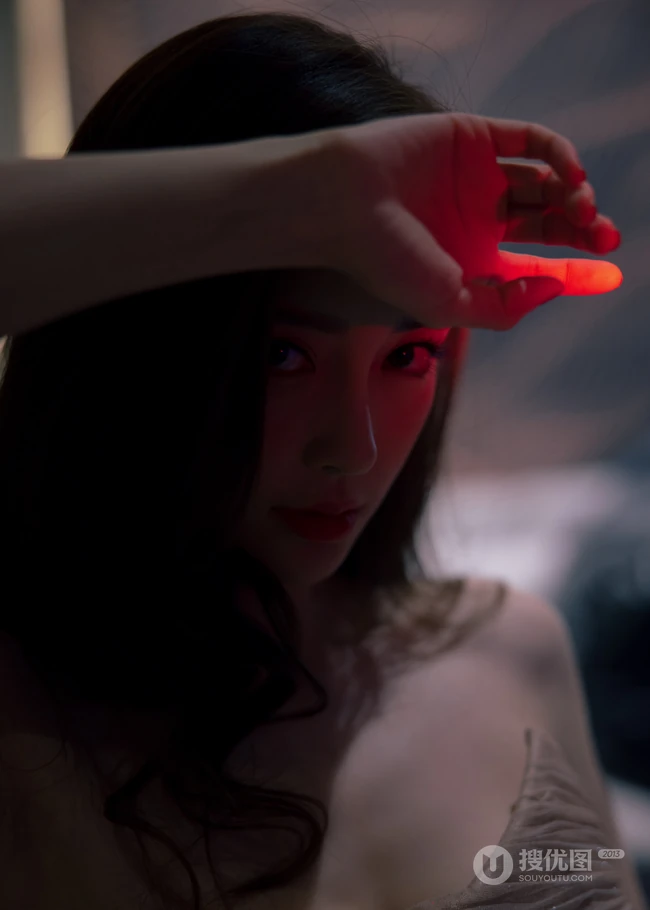angelababy气质时尚斜依沙发写真美照，轻粉礼裙长裙，柔美动人