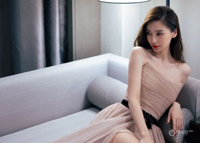 angelababy气质时尚斜依沙发写真美照，轻粉礼裙长裙，柔美动人