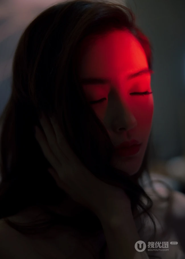 angelababy气质时尚斜依沙发写真美照，轻粉礼裙长裙，柔美动人