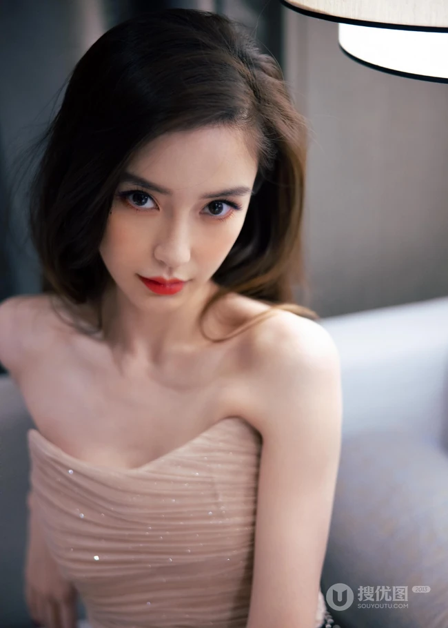 angelababy气质时尚斜依沙发写真美照，轻粉礼裙长裙，柔美动人