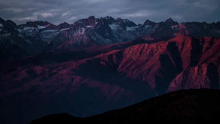 光秃秃的群山山脉风景8K电脑壁纸