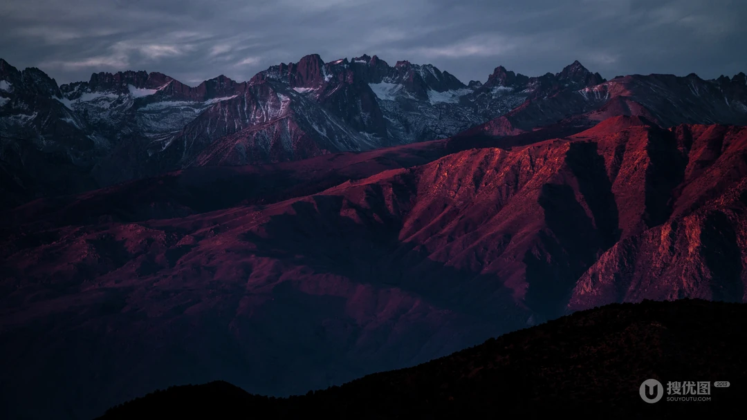 光秃秃的群山山脉风景8K电脑壁纸