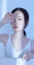 穿简约纯白肩带连衣裙的清新气质女生空房间光影写真摄影照片
