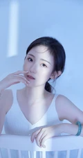 穿简约纯白肩带连衣裙的清新气质女生空房间光影写真摄影照片
