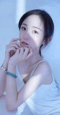 穿简约纯白肩带连衣裙的清新气质女生空房间光影写真摄影照片
