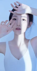 穿简约纯白肩带连衣裙的清新气质女生空房间光影写真摄影照片