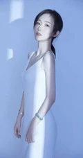 穿简约纯白肩带连衣裙的清新气质女生空房间光影写真摄影照片