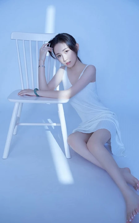 穿简约纯白肩带连衣裙的清新气质女生空房间光影写真摄影照片