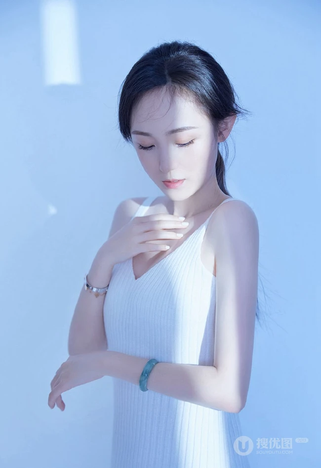 穿简约纯白肩带连衣裙的清新气质女生空房间光影写真摄影照片