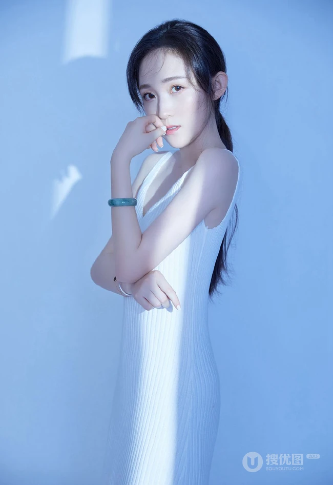 穿简约纯白肩带连衣裙的清新气质女生空房间光影写真摄影照片