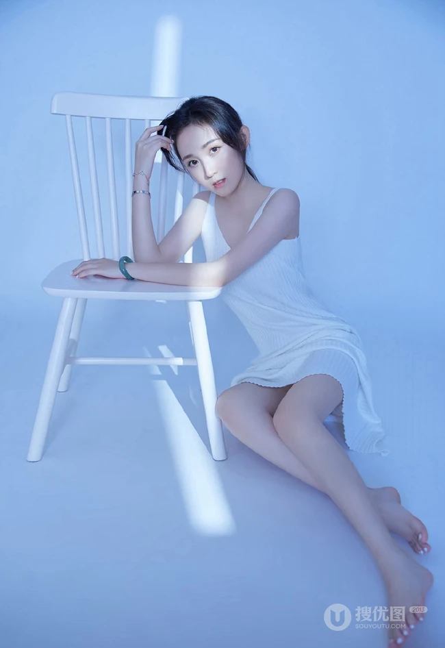 穿简约纯白肩带连衣裙的清新气质女生空房间光影写真摄影照片